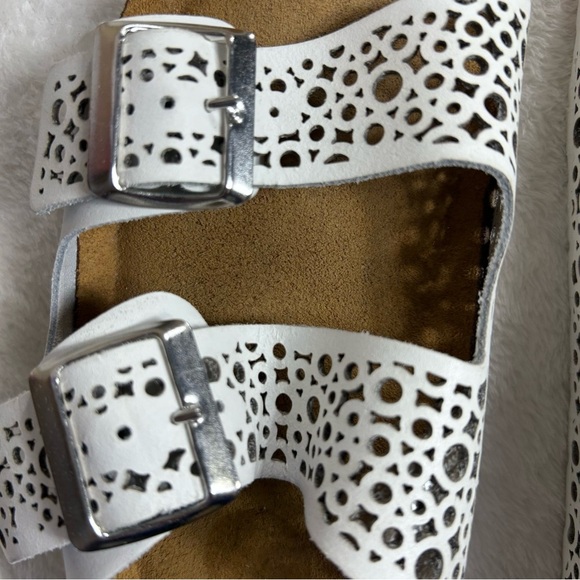 Bio-Gold Women's White Die-Cut Dual Buckle Strap Sandals Size 9.5 - Picture 3 of 8